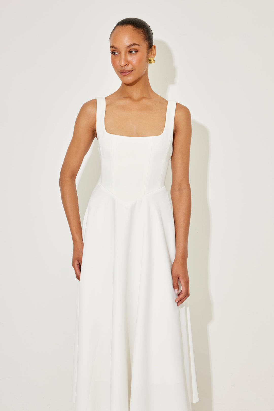 MILENA – Minimalist Elegance in a Timeless Dress